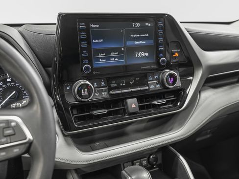 Used 2020 Toyota Highlander XLE image 22