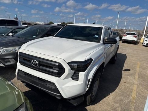 Used 2025 Toyota Tacoma SR image 3