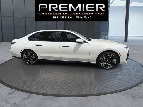 Used 2023 BMW 740i RWD image 9