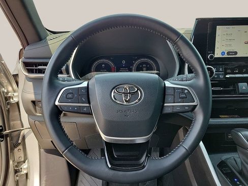 Used 2025 Toyota Highlander XSE AWD/4WD image 19