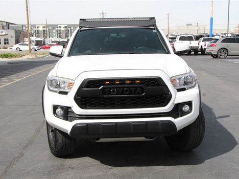 Used 2017 Toyota Tacoma TRD Off-Road image 2