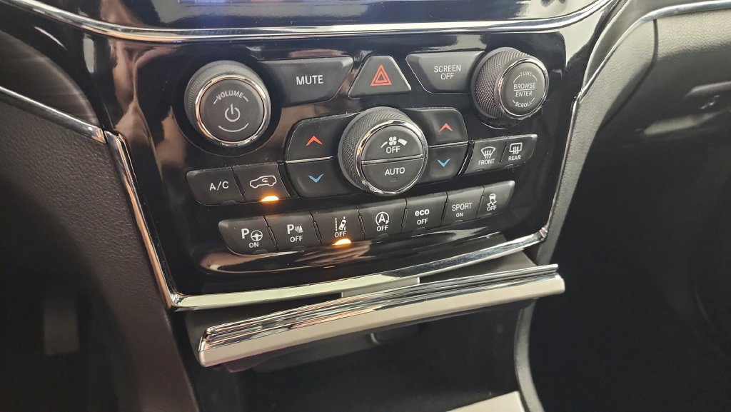 Used 2021 Jeep Grand Cherokee Limited AWD/4WD image 18