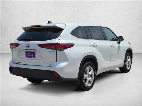Used 2023 Toyota Highlander LE AWD/4WD image 5