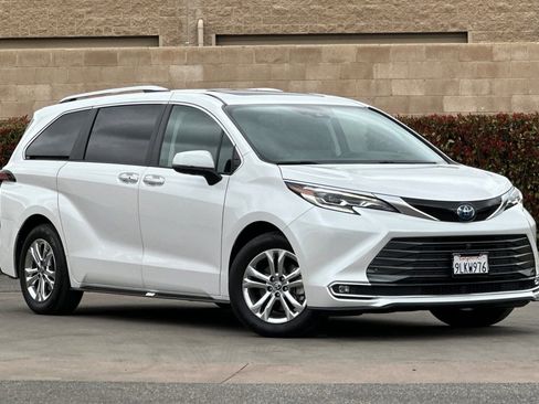 Used 2024 Toyota Sienna Platinum image 2