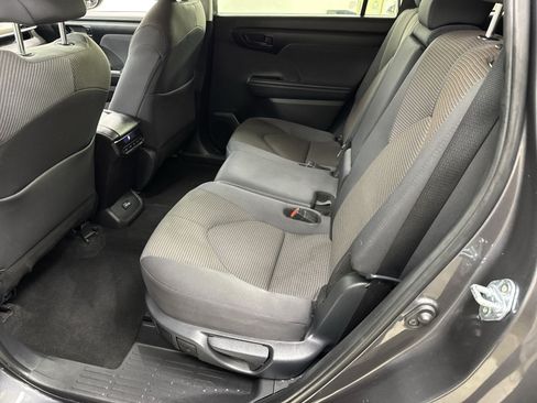 Used 2025 Toyota Highlander LE AWD/4WD image 36