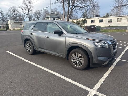 Used 2024 Nissan Pathfinder S image 2