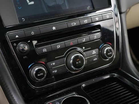 Used 2016 Jaguar XJ L Portfolio image 44