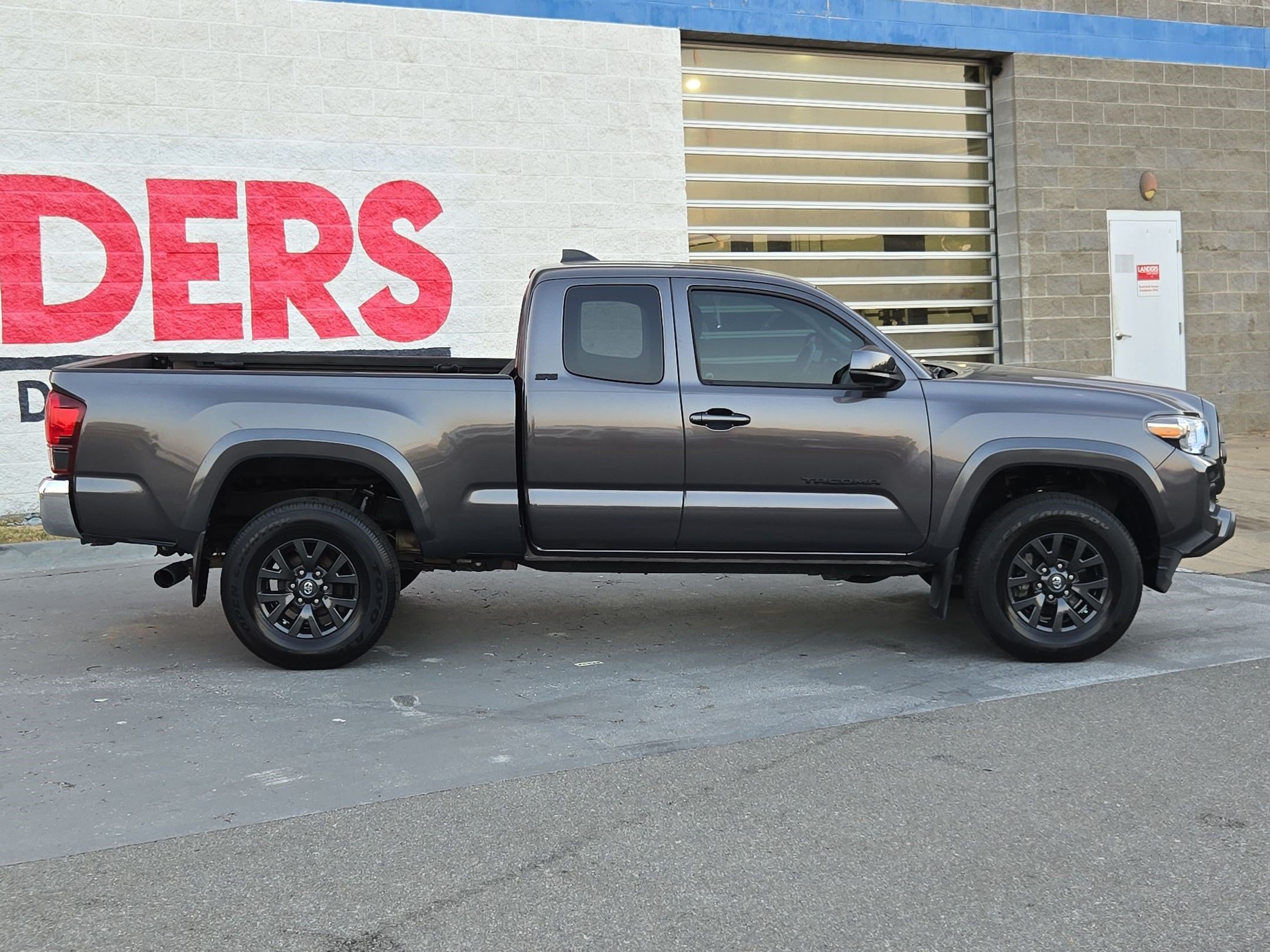 Used 2022 Toyota Tacoma SR5 w/ SR5 Appearance Package (SM) RWD image 8