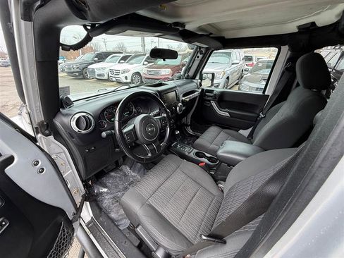 Used 2012 Jeep Wrangler Unlimited Sahara image 27
