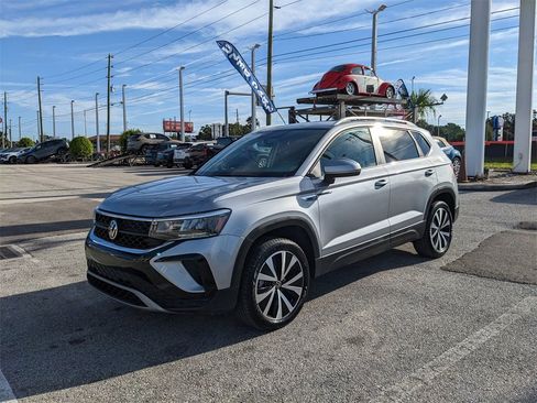 Certified 2022 Volkswagen Taos SE image 2