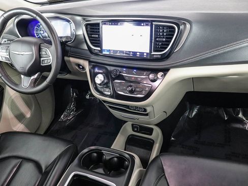 Used 2024 Chrysler Pacifica Select image 12