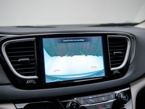 Used 2024 Chrysler Pacifica Touring-L image 29