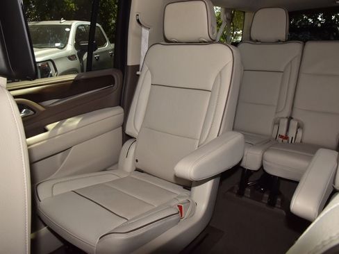 Used 2024 GMC Yukon XL Denali w/ Advanced Technology Package AWD/4WD image 21
