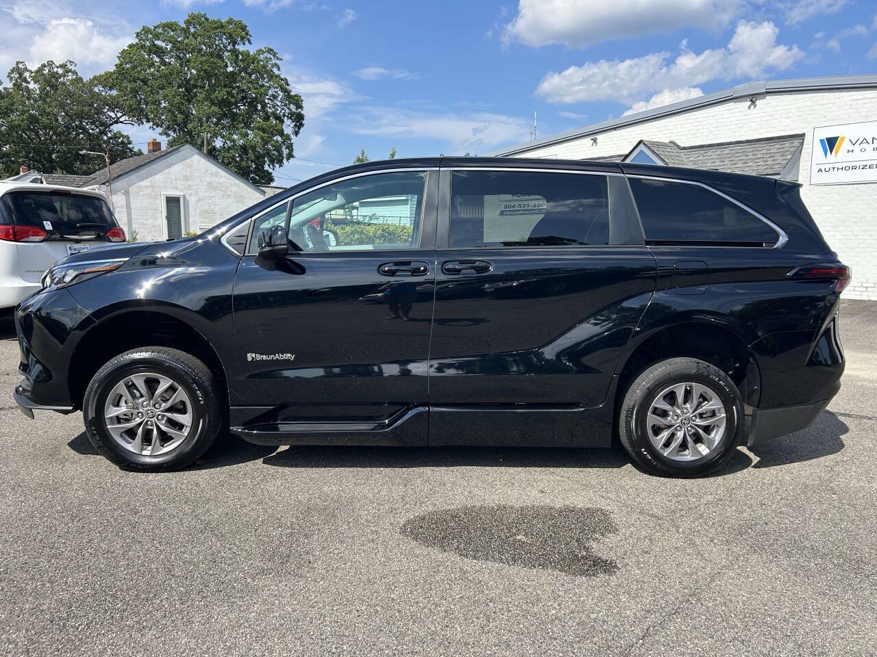 Used 2024 Toyota Sienna LE FWD image 12