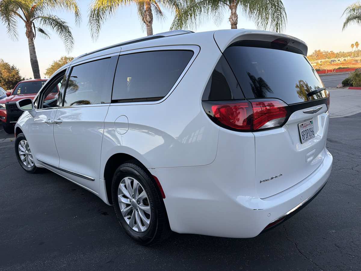 Used 2019 Chrysler Pacifica Touring-L FWD image 4
