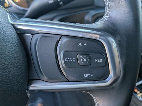 Used 2022 Jeep Wrangler Unlimited Sahara AWD/4WD image 19