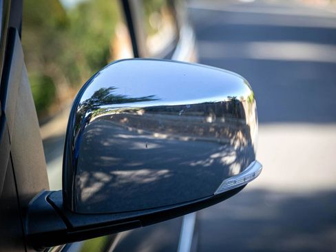 Used 2013 Chrysler Town & Country Touring-L w/ Driver Convenience Group FWD image 17