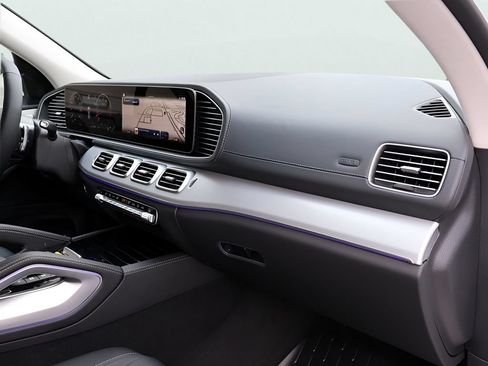 Used 2025 Mercedes-Benz GLS 450 4MATIC image 11