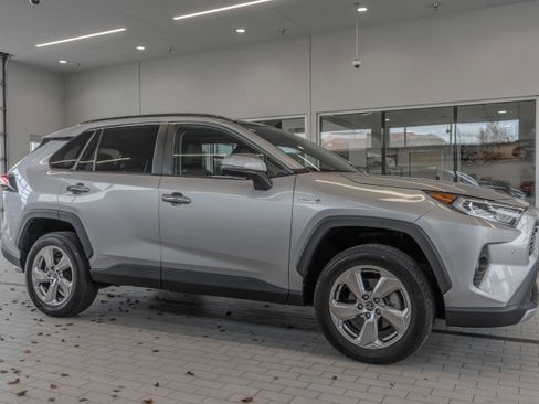 Used 2021 Toyota RAV4 Limited image 12