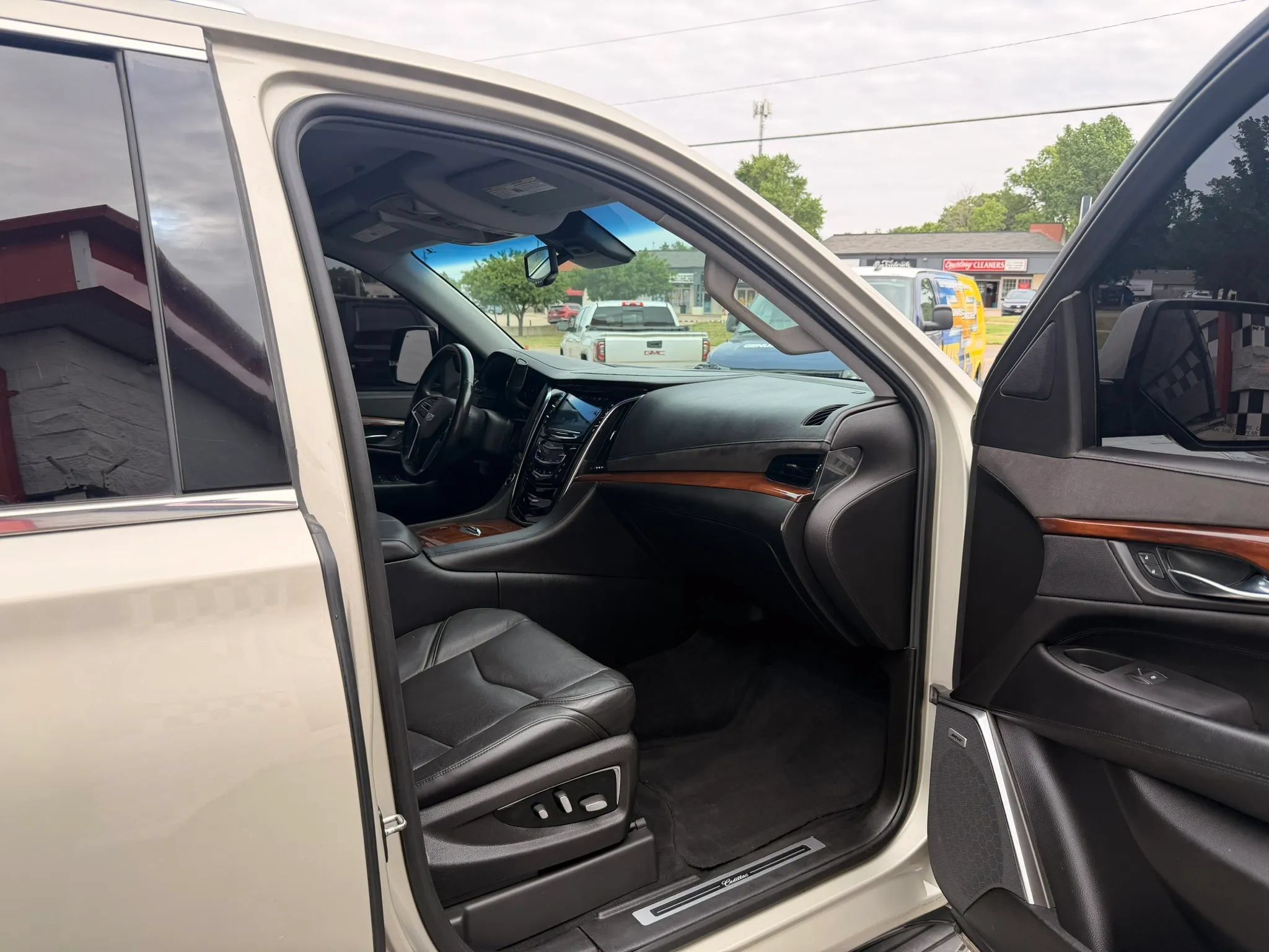 Used 2016 Cadillac Escalade Luxury AWD/4WD image 39