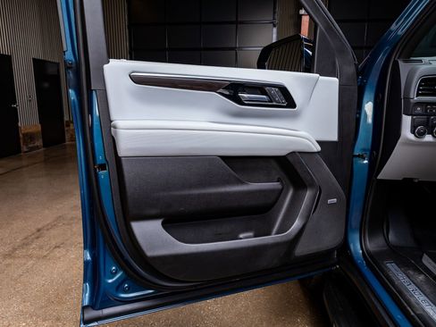 Used 2025 Chevrolet Suburban Premier w/ Sun And Tow Package image 33