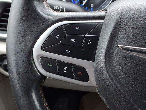 Used 2018 Chrysler Pacifica Touring-L image 21