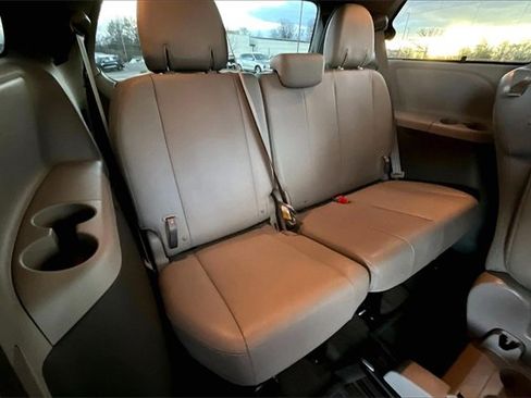 Used 2017 Toyota Sienna XLE image 26
