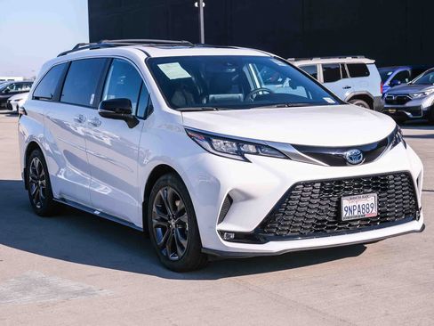 Certified 2024 Toyota Sienna XSE w/ XSE Premium Package FWD image 3
