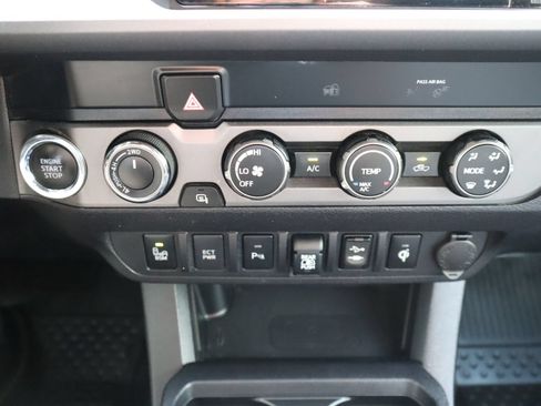 Used 2019 Toyota Tacoma TRD Off-Road w/ Technology Package AWD/4WD image 38