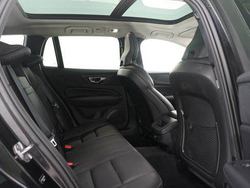 Used 2020 Volvo V60 T5 Cross Country image 15