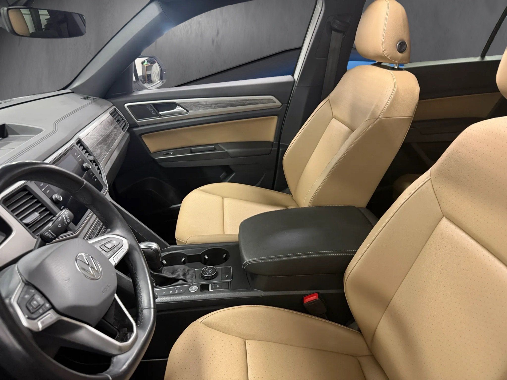 Certified 2020 Volkswagen Atlas Cross Sport SE w/ Panoramic Sunroof Package AWD/4WD image 4