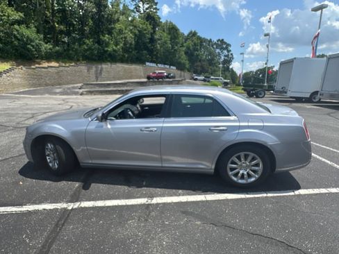 Used 2014 Chrysler 300 w/ Driver Convenience Group RWD image 10