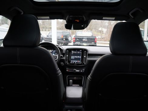 Used 2019 Volvo XC40 T5 R-Design image 57