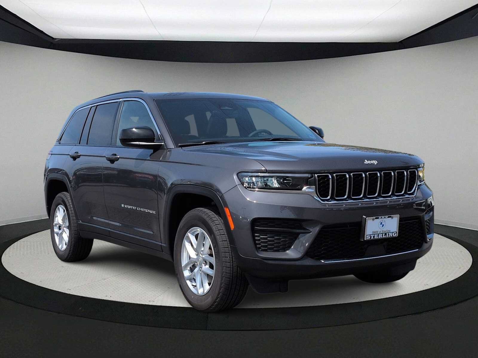 Used 2025 Jeep Grand Cherokee Laredo X AWD/4WD image 2