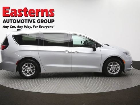 Used 2024 Chrysler Pacifica Touring-L FWD image 46