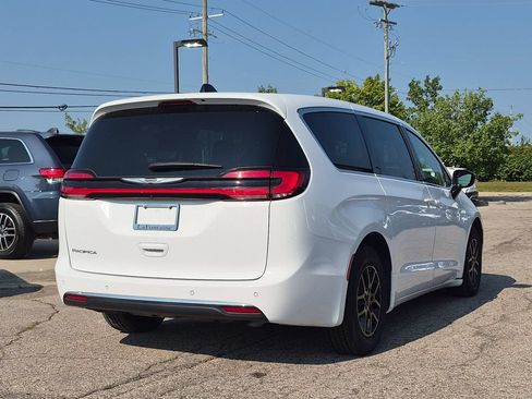 Used 2024 Chrysler Pacifica Touring-L FWD image 5