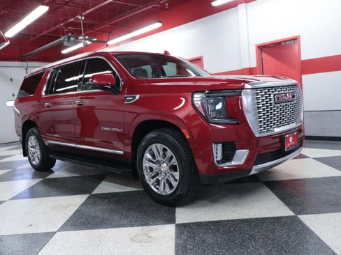 Used 2023 GMC Yukon XL Denali image 2