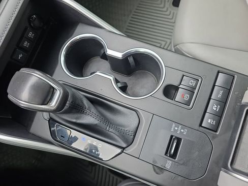 Used 2020 Toyota Highlander XLE image 26