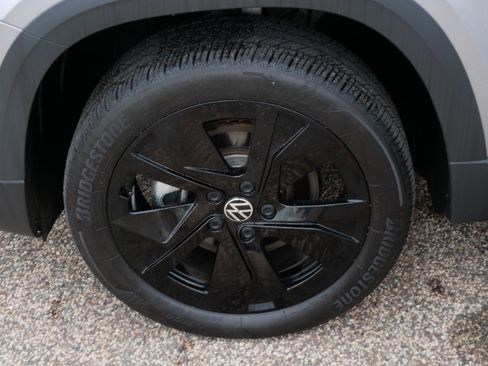 Used 2025 Volkswagen Taos SE w/ Black Wheel Package FWD image 15