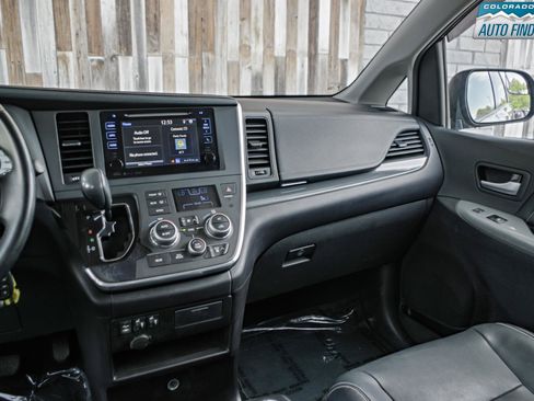 Used 2016 Toyota Sienna SE FWD image 17