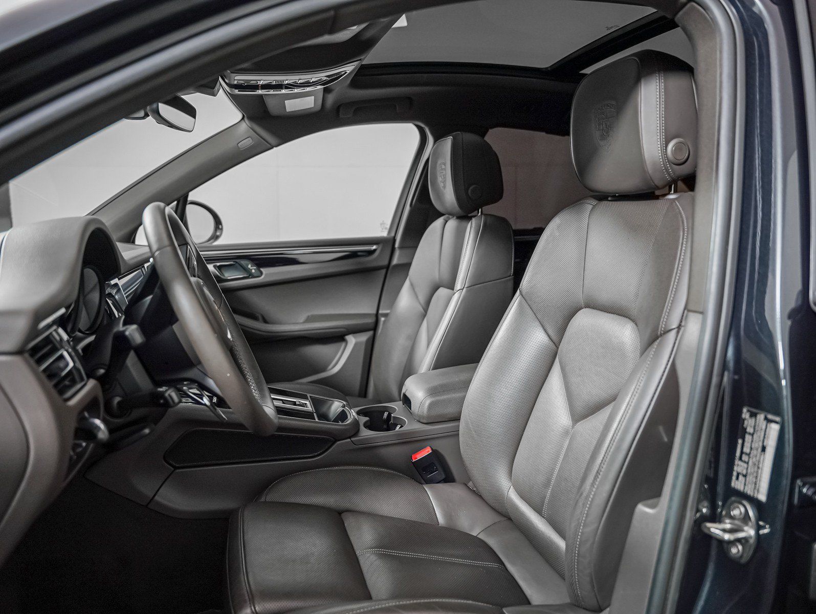 Certified 2024 Porsche Macan AWD/4WD image 5