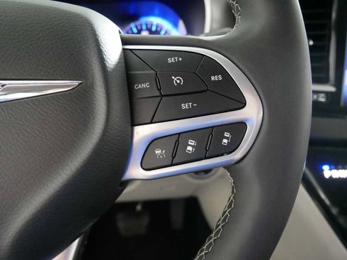 Used 2024 Chrysler Pacifica Touring-L FWD image 28