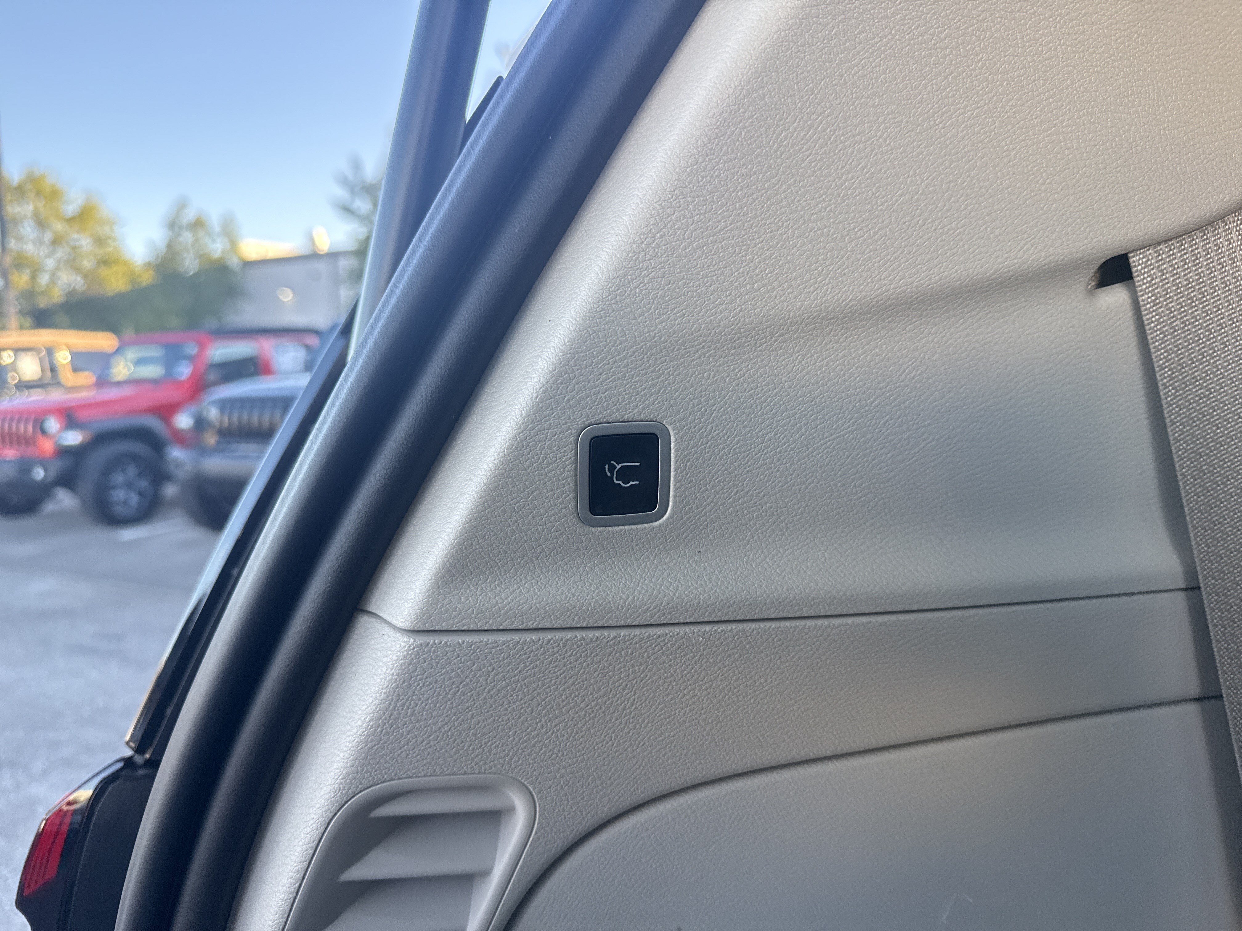 Used 2023 Chrysler Pacifica Touring-L w/ Uconnect Theater Family Group AWD/4WD image 19
