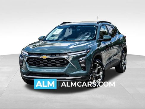 Used 2025 Chevrolet Trax LT FWD image 1