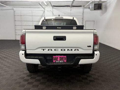 Used 2023 Toyota Tacoma TRD Off-Road w/ Technology Package AWD/4WD image 9