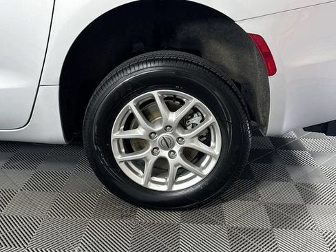 Used 2024 Chrysler Pacifica Touring-L FWD image 4