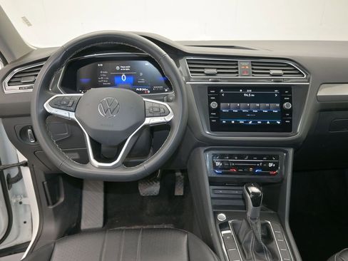 Used 2024 Volkswagen Tiguan SE image 16