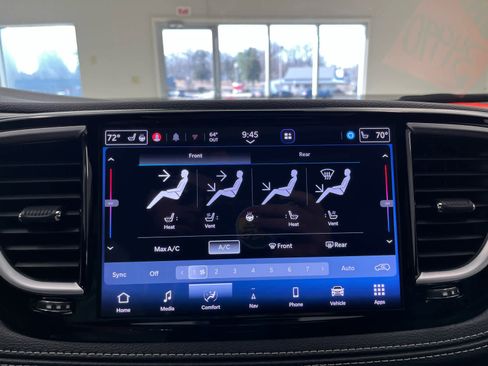 Used 2023 Chrysler Pacifica Limited w/ Uconnect Theater Family Group image 34