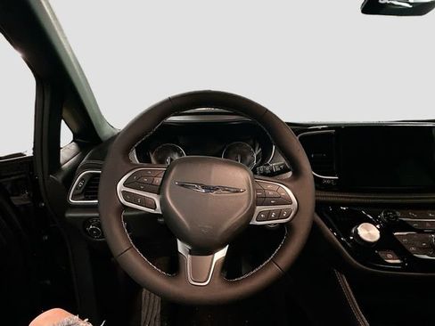 New 2026 Chrysler Pacifica Limited image 12