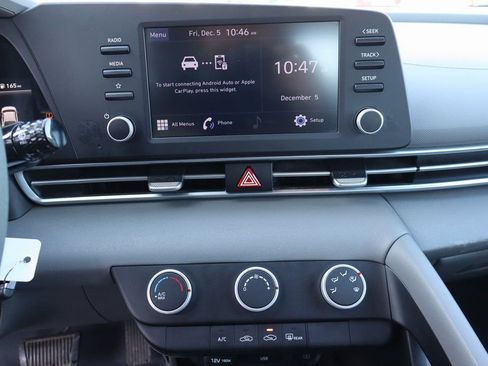 Used 2021 Hyundai Elantra SE image 11